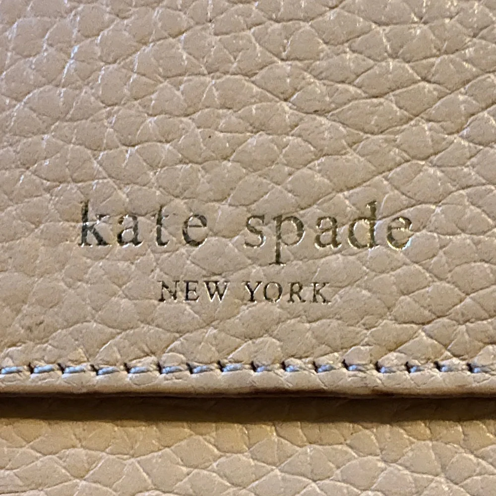 Kate Spade Light Tan Pebbled Leather Wallet Basic Travel‎ Casual - Picture 2 of 10